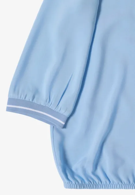 Hellblauer Pullover mit elastischen Bündchen an Ärmeln und Saum.