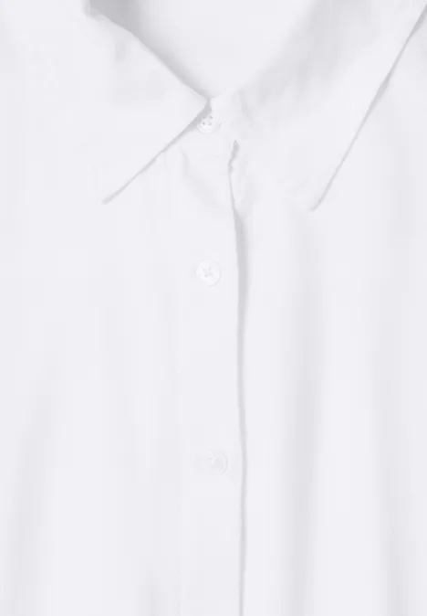 Langarm Hemdbluse mit Knopfleiste White Nahaufnahme eines weißen Hemdkragens mit durchgehender Knopfleiste aus glattem Stoff.