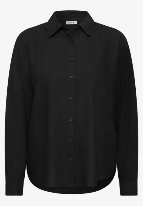 Een eenvoudige zwarte blouse met lange mouwen, klassieke kraag en knoopsluiting.