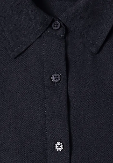 Langarm Hemdbluse mit Knopfleiste urban dark blue Nahaufnahme eines schwarzen Hemd-Vorderteils mit Knopfleiste und spitz zulaufendem Kragen.