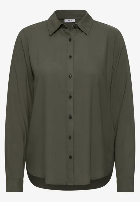 Donkergroene blouse met lange mouwen, knoopsluiting en klassieke kraag.