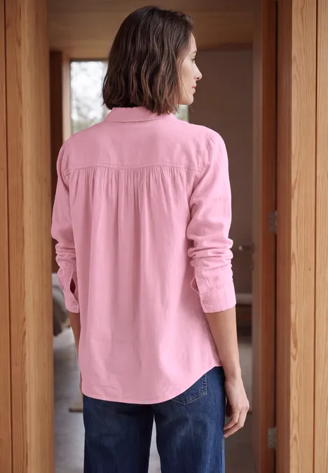 Langarm Hemdbluse mit Knopfleiste mellow rose Rückansicht einer Person in rosa Hemd und Jeans, stehend in einem hölzernen Türrahmen.