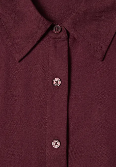 Chemisier à manches longues avec patte de boutonnage red wine Nahaufnahme eines burgunderroten Hemds mit Kragen und zwei sichtbaren Knöpfen