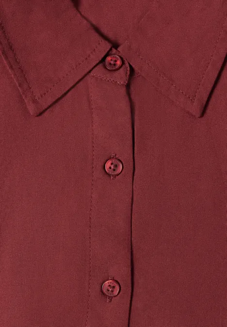 Langarm Hemdbluse mit Knopfleiste russet red Nahaufnahme eines roten Hemds mit Kragen und Knöpfen