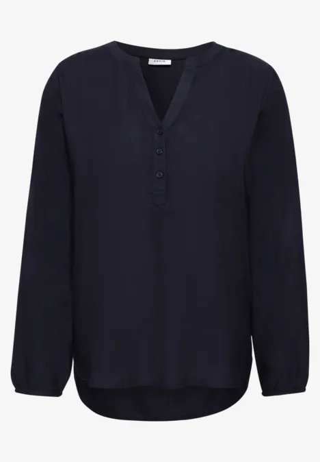 Donkerblauwe blouse met lange mouwen, V-hals en korte knoopsluiting.