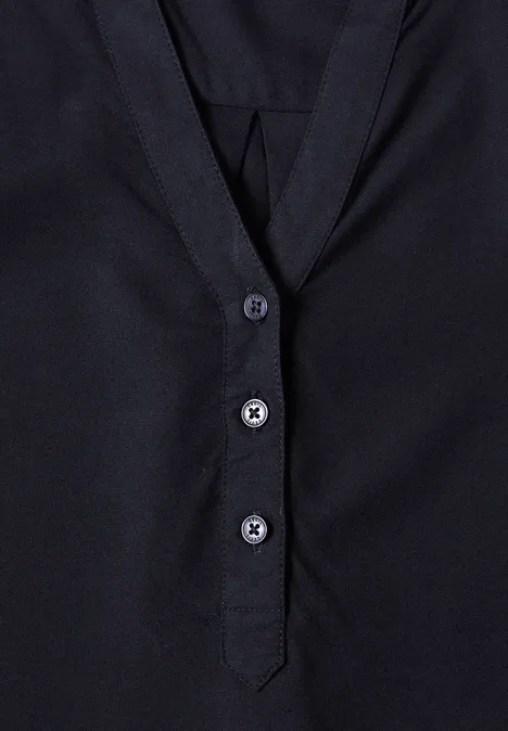 Donkerblauw shirt met V-hals en drie knopen.