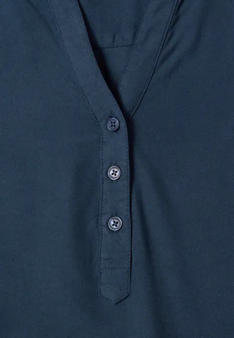 Langarm Tunika mit Split Neck moonlight blue Nahaufnahme eines dunkelblauen Oberteils mit V-Ausschnitt und drei Knöpfen.