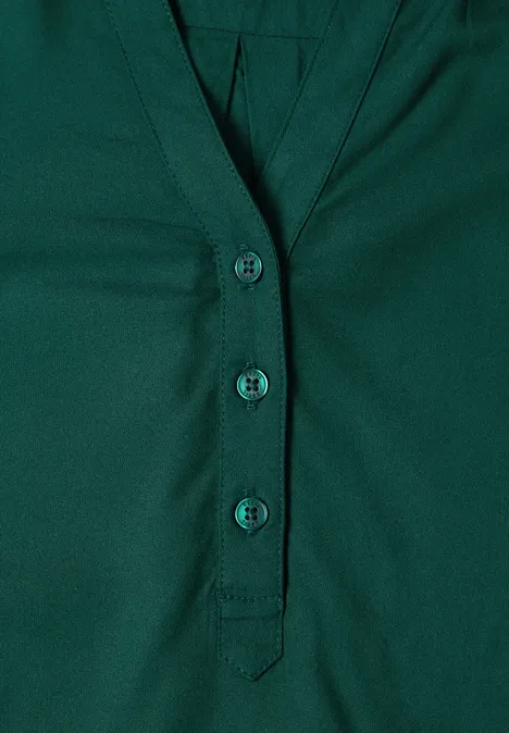 Langarm Tunika mit Split Neck dark fir green Dunkelgrünes Shirt mit V-Ausschnitt und drei Knöpfen in einer schlichten Knopfleiste.