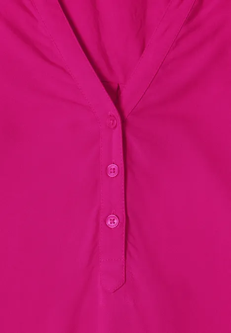 Roze mouwloze top met V-hals en drie knopen aan de voorkant