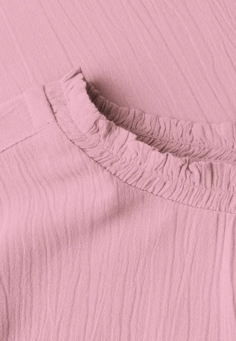 Langarm Bluse mit Rundhals und Smokdetail mellow rose Nahaufnahme eines rosa, texturierten Stoffoberteils mit einem gerafften Kragen