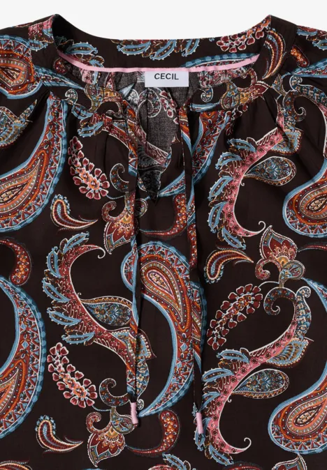 Dunkelbraunes Damenoberteil mit buntem Paisley-Muster und Bindeband am V-Ausschnitt.