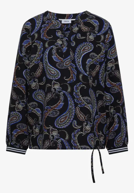 Schwarze, lange Bluse mit buntem Paisley-Muster, Rundhals, gestreiften Bündchen und seitlichem Kordelzug.