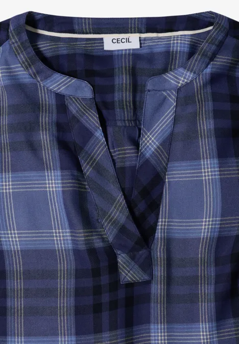 Gefaltete, karierte Bluse in Blau- und Dunkelblau mit V-Ausschnitt und CECIL-Label.