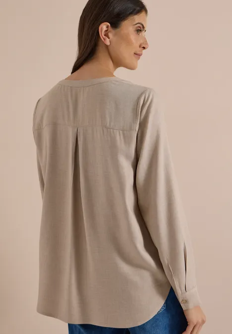 Langarm Tunika mit Split Neck und Tape creamy mocha melange Frau trägt lockere beige Bluse mit langen Ärmeln, Rückenansicht und seitlicher Blick.