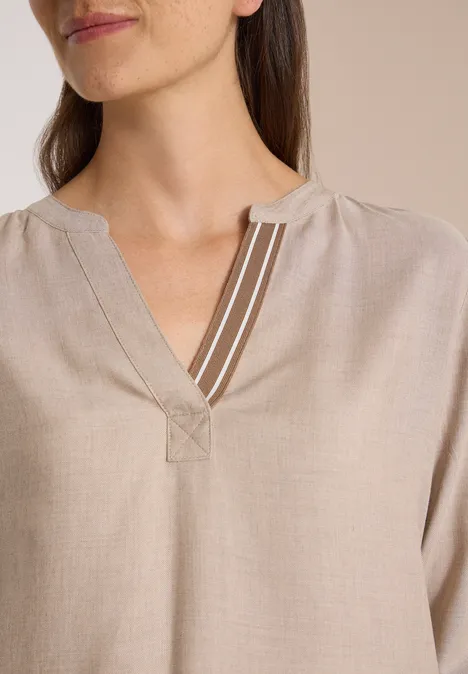 Langarm Tunika mit Split Neck und Tape creamy mocha melange Nahaufnahme von beige Bluse mit V-Ausschnitt und drei weißen Zierstreifen am Halsausschnitt
