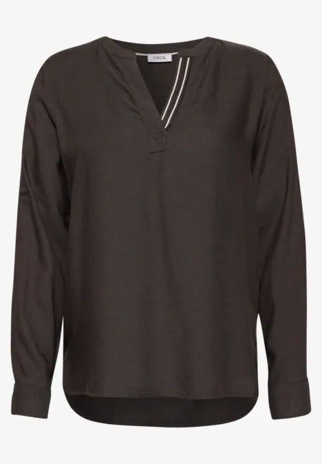 Blouse marron foncé à manches longues, col en V et fine bande décorative à l'épaule.