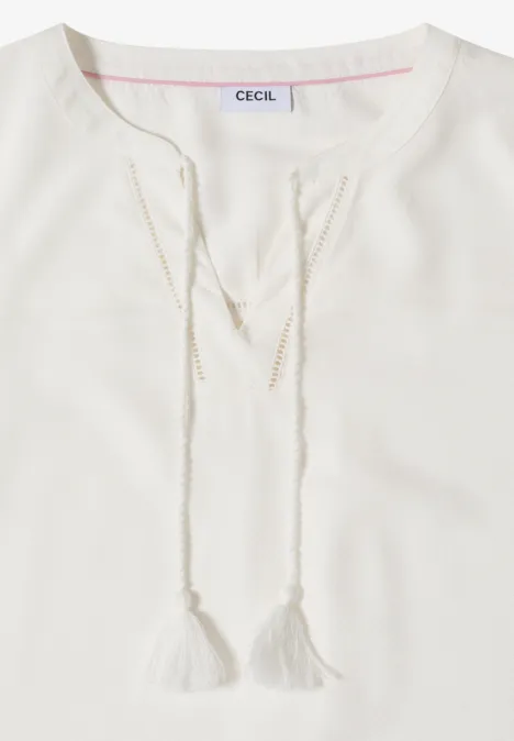 Weißes, leichtes Shirt von CECIL mit V-Ausschnitt und Kordelzug mit Quasten.
