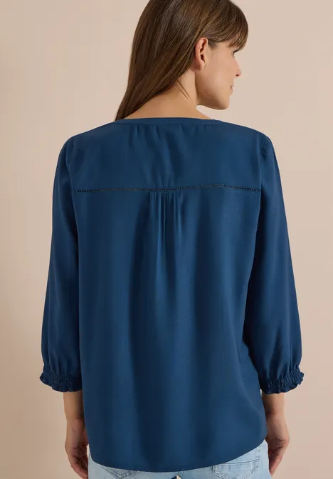 Frau von hinten in locker sitzender, blauer Bluse mit 3/4-Ärmeln