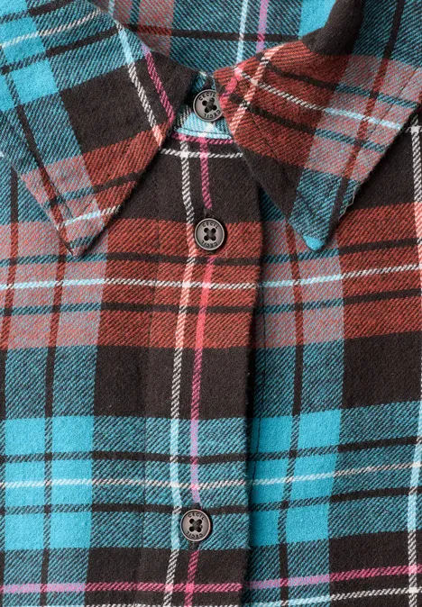 Close-up van een geruite flanellen blouse in rood, zwart en turquoise met knopen en kraag.