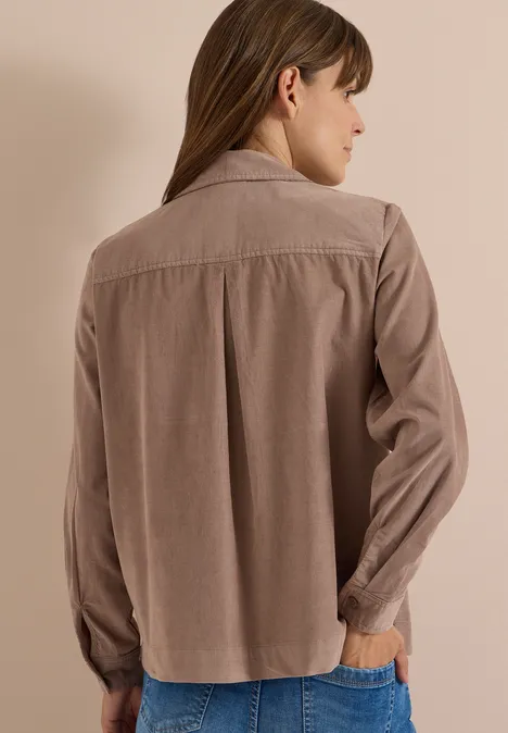 Chemisier à manches longues en velours côtelé earthy taupe Femme de dos portant une blouse ample beige-marron à manches longues sur fond neutre.