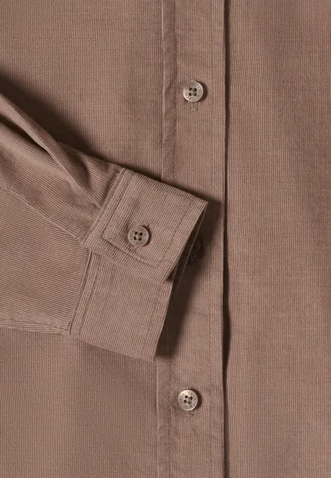Chemisier à manches longues en velours côtelé earthy taupe Gros plan d'une chemise marron avec boutons et poignet