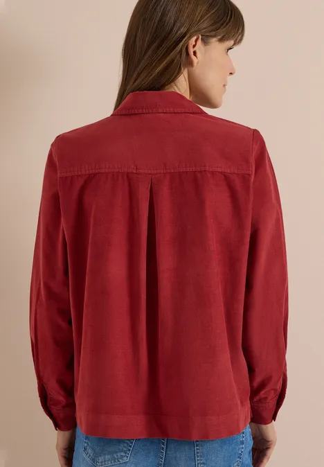 Chemisier à manches longues en velours côtelé russet red Femme de dos portant une chemise en velours côtelé rouge à manches longues sur fond clair
