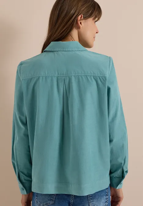 Chemisier à manches longues en velours côtelé mineral blue Femme de dos portant une blouse chemisier turquoise à manches longues