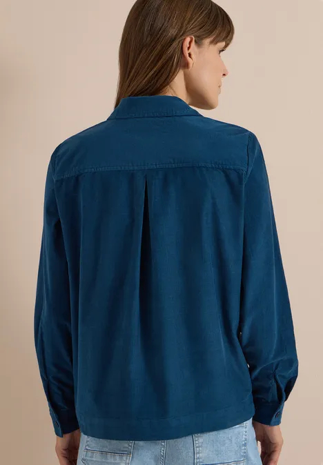 Chemisier à manches longues en velours côtelé moonlight blue Vue de dos d'une femme portant une chemise en velours côtelé bleu foncé à manches longues.