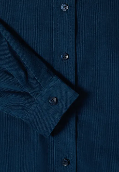 Chemisier à manches longues en velours côtelé moonlight blue Gros plan sur une chemise bleu foncé avec patte de boutonnage et manchette.