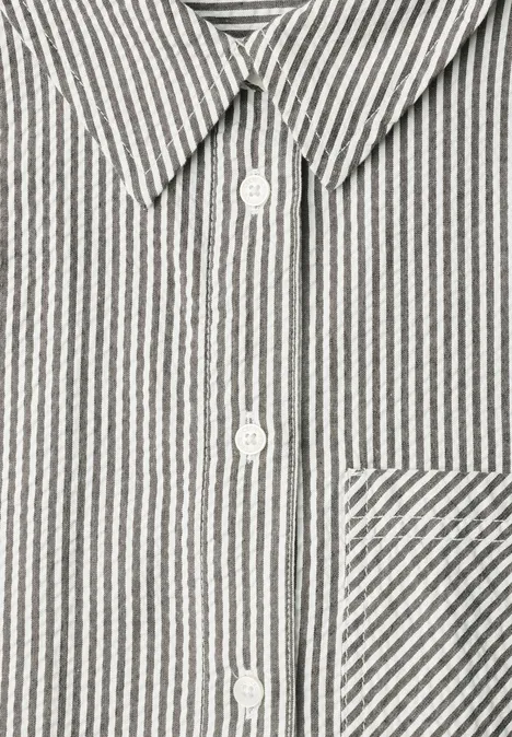 Chemise rayée en coton léger avec col, patte de boutonnage et poche poitrine.