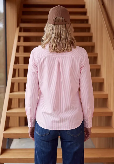 Langarm Hemdbluse mit Streifen mellow rose Person von hinten in rosa Hemd, Jeans und brauner Mütze vor einer Holztreppe.