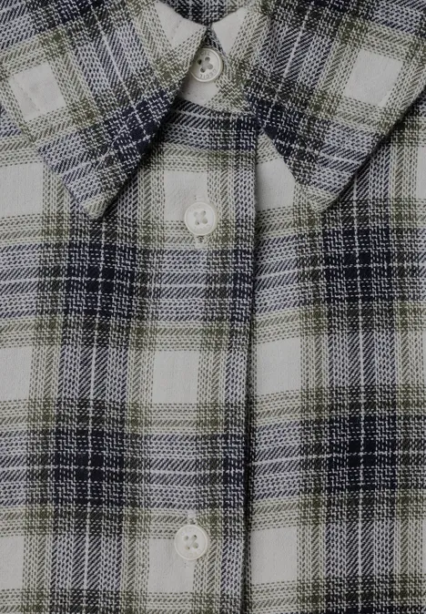 Langarm Flanell Bluse mit Karomuster vanilla white Nahaufnahme eines karierten Hemdes mit grün-blauem Karomuster und weißen Knöpfen.