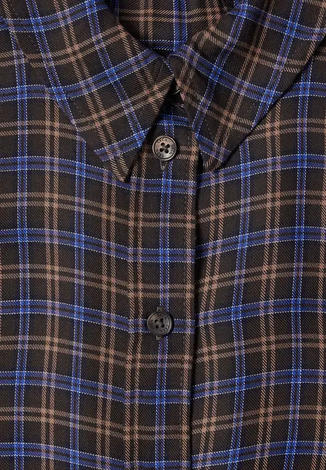 Close-up van een geruit overhemd in blauw en zwart met knopen