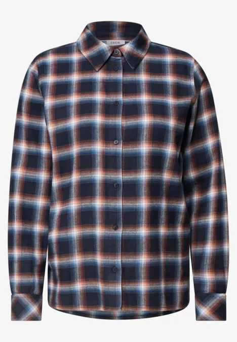 Chemisier en flanelle à manches longues et à carreaux urban dark blue Chemise à carreaux manches longues, motif bleu foncé avec des touches rouges et blanches.