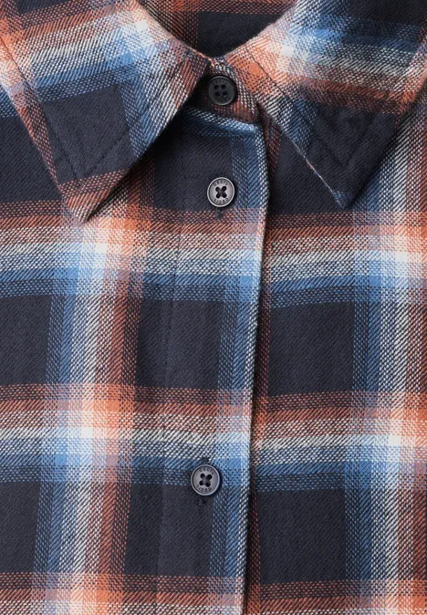 Chemisier en flanelle à manches longues et à carreaux urban dark blue Chemise à carreaux bleu, marron et blanc en flanelle, avec col et boutonnière.