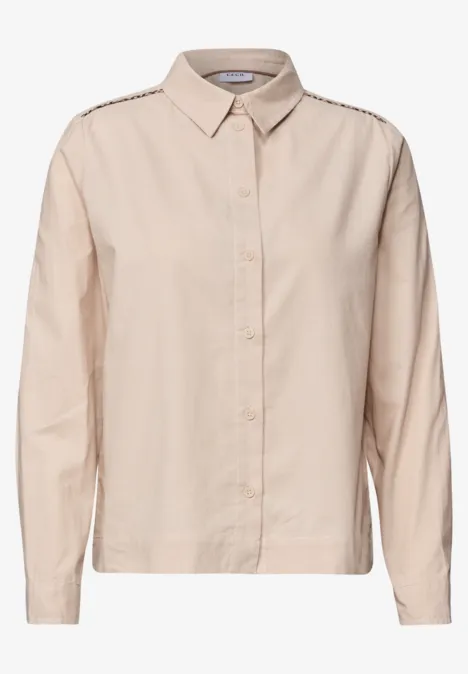 Chemisier à manches longues en velours côtelé uni cashmere beige Une chemise beige simple en coton avec boutonnière et col.