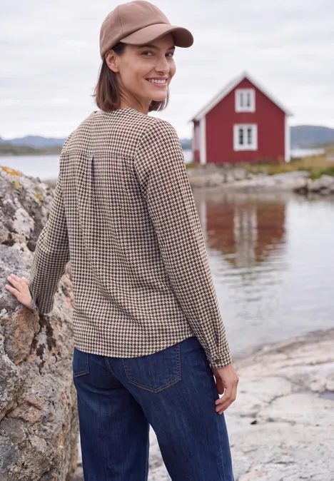 Langarm Tunika mit Split Neck und Print mocha brown Eine Frau in kariertem Shirt, Jeans und Cap lächelt am Ufer mit rotem Häuschen im Hintergrund.