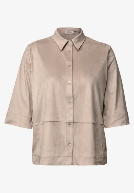 Beige Hemdbluse in Wildlederoptik mit 3/4-Ärmeln und Knopfleiste – schlicht und elegant.
