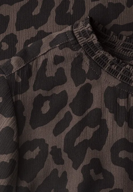 Langarm Blusenshirt mit Smokdetails truffle brown Rippstrick-Shirt mit Rundhalsausschnitt in dunklem Grünbraun mit schwarzem Leopardenmuster.