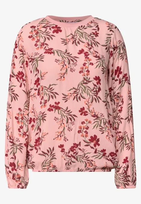 Crepe Bluse mit floralem Muster soft blossom rose Rosa Longsleeve mit floralem Muster aus roten Blüten und grünen Blättern.