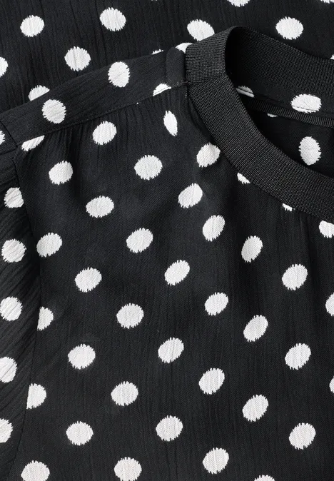 Crepe Bluse mit Punktemuster Black Schwarzes, geripptes Oberteil mit weißen Polka-Dots und Rundhalsausschnitt.