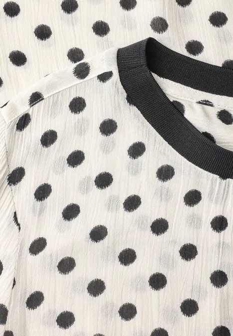 Crepe Bluse mit Punktemuster vanilla white Weißes T-Shirt mit schwarzen Punkten und schwarzem Kragen.