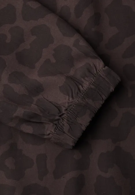 Ärmel mit elastischem Saum in dunklem Braun mit schwarzem Tarnmuster.