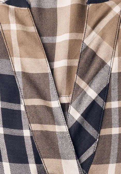 Tuniek met lange mouwen en ruitjespatroon urban dark blue Close-up van een geruit stofpatroon in beige, bruin en zwart.