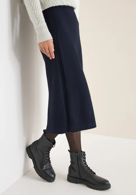 Rock mit Strukturdetails urban dark blue
