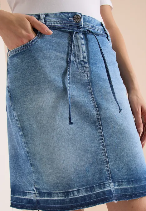 Modischer knielanger Jeansrock mit Tunnelzugbund und hellem Waschungseffekt.