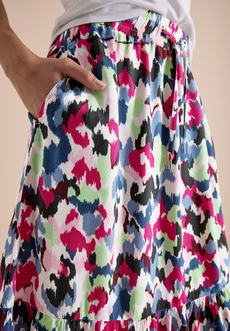 Bunter Rock mit elastischem Bund und Taschen, Muster in Pink, Grün, Schwarz, Weiß und Blau.