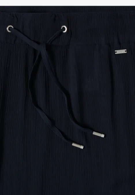 Dunkelblaue Hose mit elastischem Bund und Kordelzug, gerippte Textur und silberne Enden an den Schnürsenkeln.