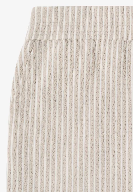 Knielanger Jogg Skirt in Seersucker-Qualität grain beige Weiß-beiger, gestreifter Rock mit hohem Bund und seitlicher Tasche.