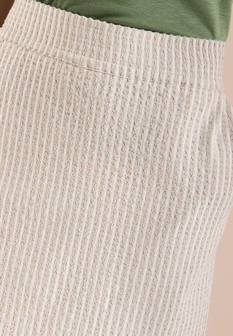 Knielanger Jogg Skirt in Seersucker-Qualität grain beige Nahaufnahme eines beigen, gerippten Strickrocks mit Tasche.